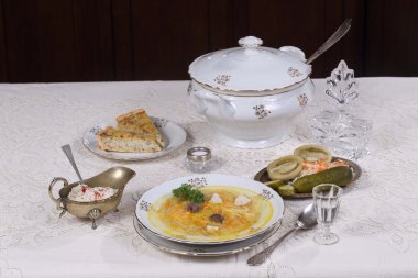 çorba, tavuk ve erişte, atıştırmalıklar ve bir bardak votka