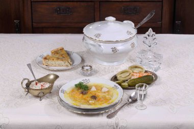 çorba, tavuk ve erişte, atıştırmalıklar ve bir bardak votka