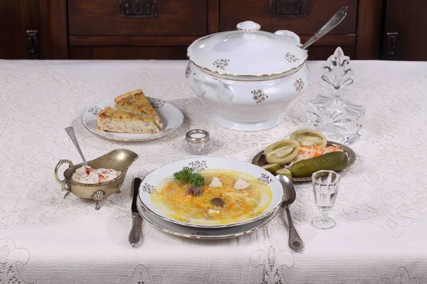 Sopa con pollo y vermicelli, aperitivos y un vaso de vodka — Foto de Stock