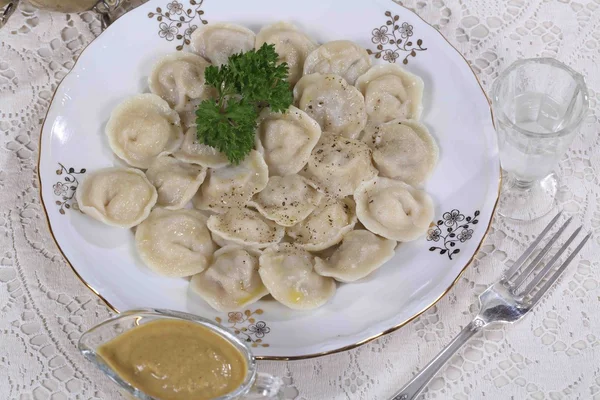 Dumplings geserveerd met mosterd en wodka in een shot glas — Stockfoto