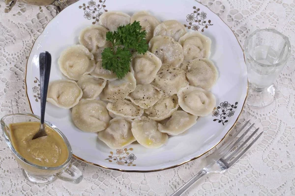 Knödel mit Senf und Wodka im Schnapsglas — Stockfoto