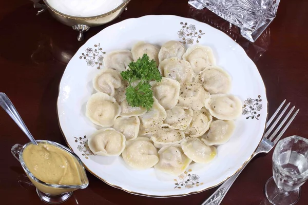 Knödel mit gemahlenem Pfeffer, saurer Sahne und Wodka — Stockfoto