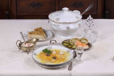 tavuk çorbası erişte ve et ile