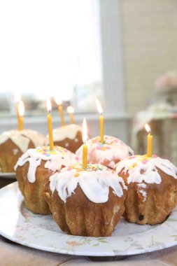 Paskalya kek ve boyalı yumurta 