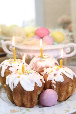 Paskalya kek ve boyalı yumurta 