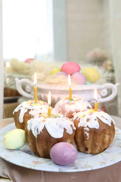 Torte pasquali ricoperte di glassa e uova colorate — Foto Stock