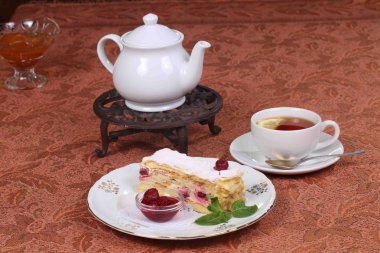 puf böreği krem ve kiraz ve limonlu çay ile