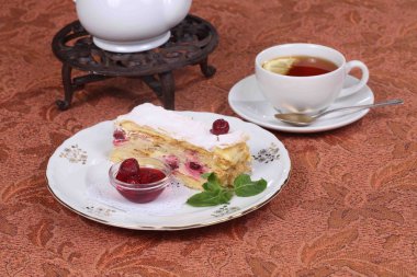 puf böreği krem ve kiraz ve limonlu çay ile