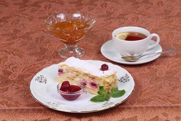 Puff pastry with cherries, custard and tea — Stock Photo, Image