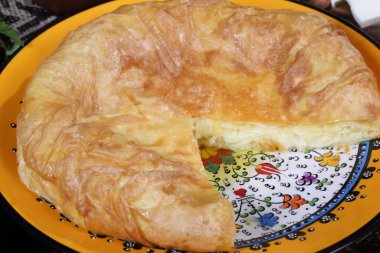 Katman pasta peynir ve tereyağı ile