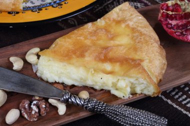 peynir ve fındık ile katmanlı pastasından