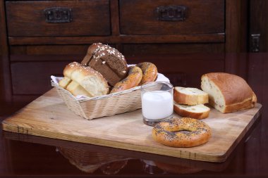 Kuru üzüm, simit ve ekmek ve bir bardak süt ile topuz