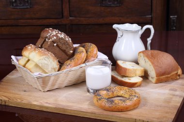 Kuru üzüm, simit ve ekmek ve bir bardak süt ile topuz