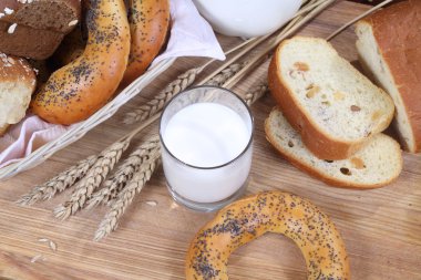 saydam bir cam ve tereyağı ekmek süt