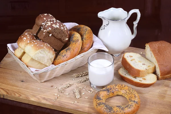 Saydam bir cam ve tereyağı ekmek süt — Stok fotoğraf