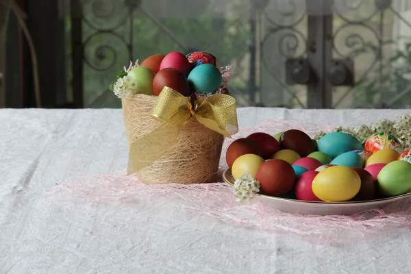 Beschilderde eieren in een mand op tafel — Stockfoto