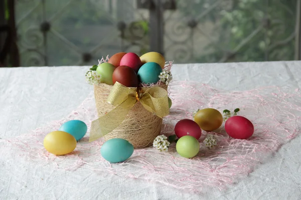 Великодні яйця в кошику — стокове фото