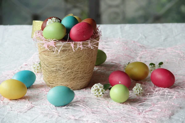 Œufs de Pâques dans un panier — Photo