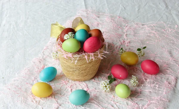 Velikonoční vajíčka v košíku — Stock fotografie