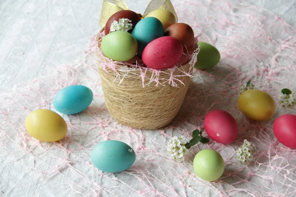 Œufs de Pâques dans un panier — Photo