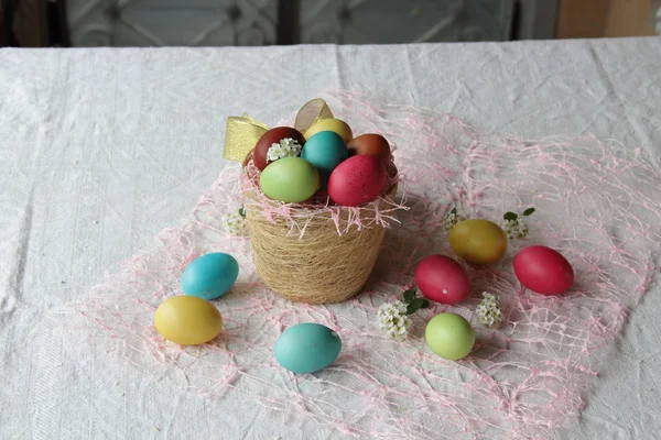 Uova di Pasqua in un cesto — Foto Stock