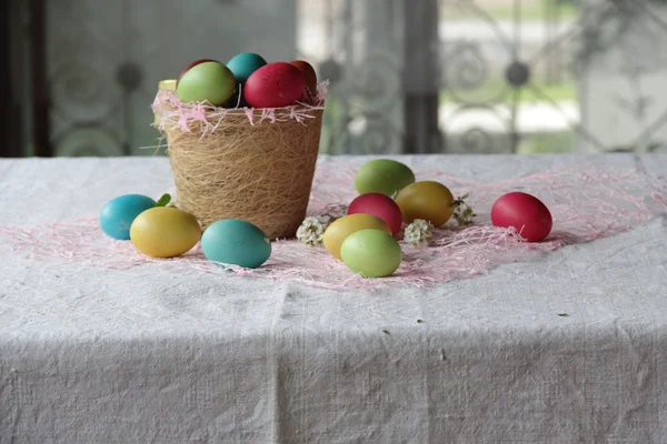 Huevos de Pascua en una cesta — Foto de Stock