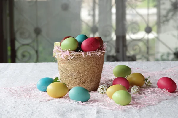 Huevos de Pascua en una cesta — Foto de Stock