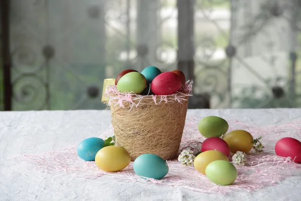 Œufs de Pâques dans un panier — Photo