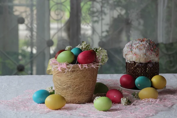 Bolo de Páscoa e ovos pintados — Fotografia de Stock