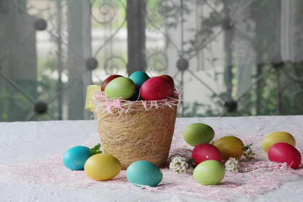 Œufs de Pâques dans un panier — Photo