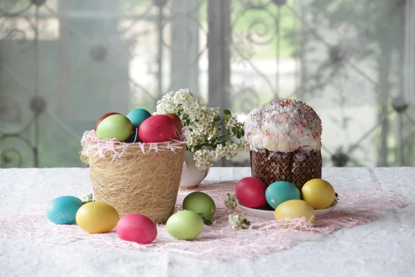 Torta di Pasqua e uova di Pasqua in un cesto — Foto Stock