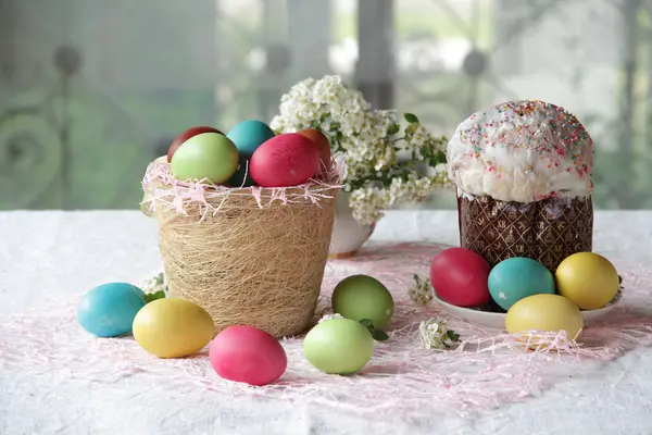 Torta di Pasqua e uova di Pasqua in un cesto — Foto Stock