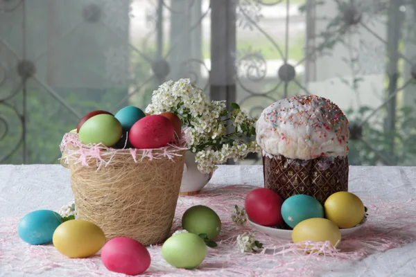 Torta di Pasqua e uova dipinte — Foto Stock