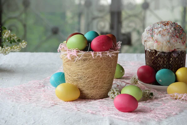 Osterkuchen und bemalte Eier — Stockfoto