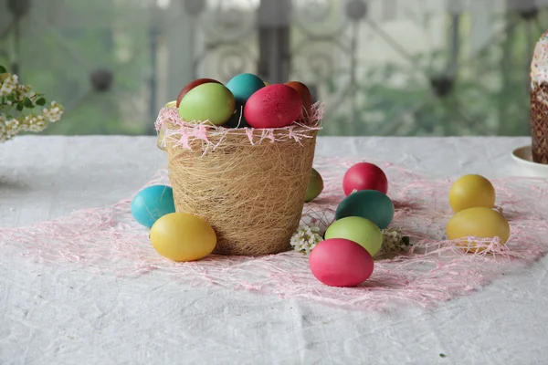 Œufs de Pâques dans un panier — Photo