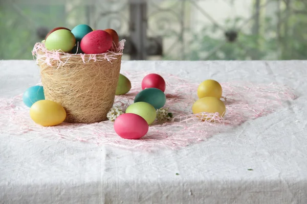 Œufs de Pâques dans un panier — Photo