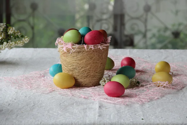 Huevos de Pascua en una cesta — Foto de Stock