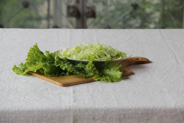 Салат из капусты и салата — стоковое фото