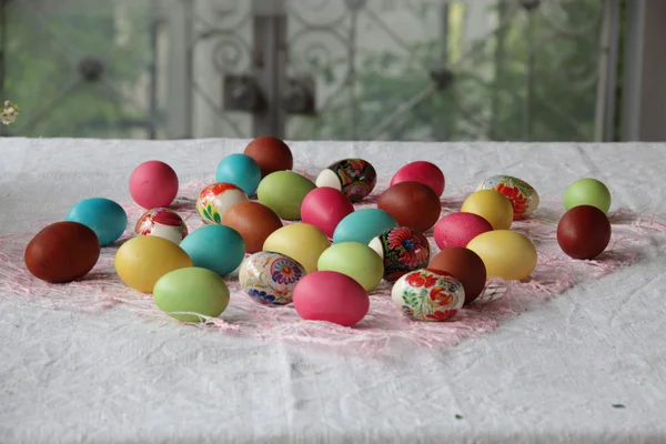 Huevos de Pascua en diferentes colores — Foto de Stock