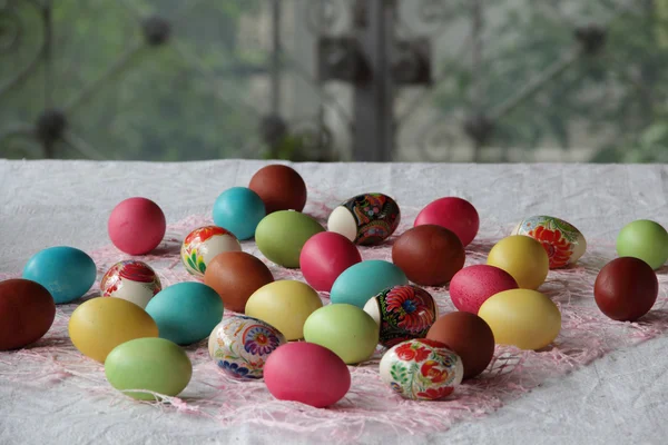 Пасхальные яйца разных цветов — стоковое фото