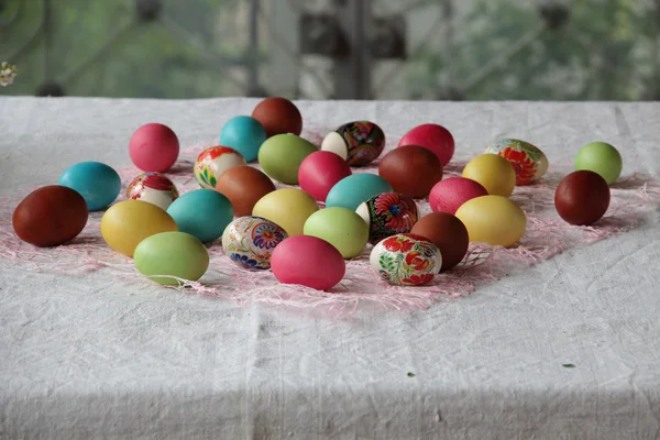 Huevos de Pascua en diferentes colores — Foto de Stock