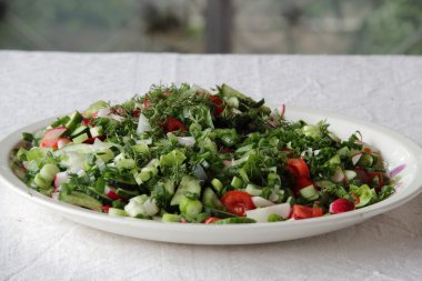 bahar sebze salatası ve yeşillik