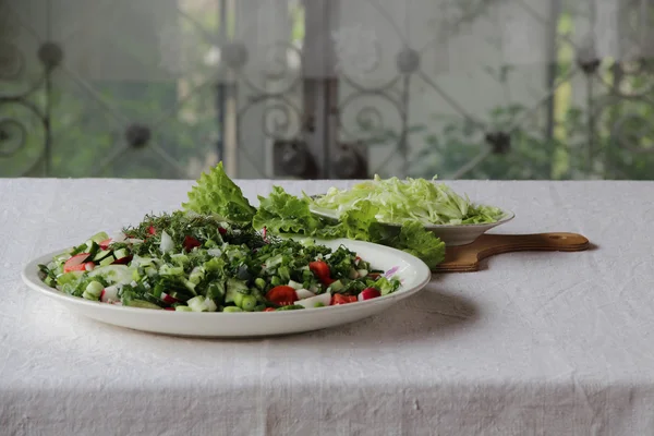 Jarní zeleninový salát a zelení — Stock fotografie