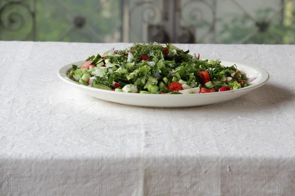 Bahar sebze salatası ve yeşillik — Stok fotoğraf