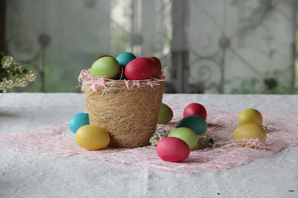 Húsvéti tojást egy kosárban különböző színekben — Stock Fotó