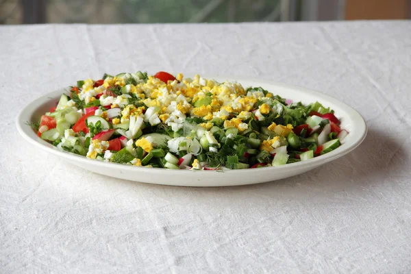 Salatalık, domates, turp ve yumurta salatası — Stok fotoğraf
