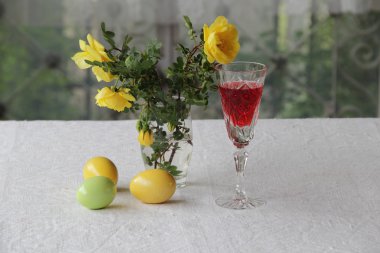 Natürmort şarap, Paskalya yumurtaları ve gül buketi