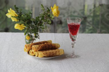 kırmızı şarap bir bardak, Waffle ve bir buket sarı gül