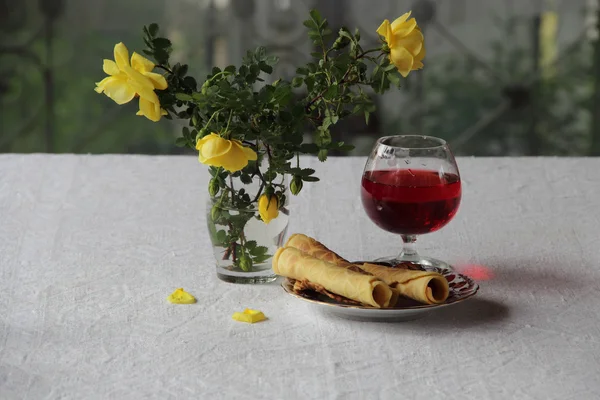 サクサクのワッフルとバラと赤ワインの花束 — ストック写真