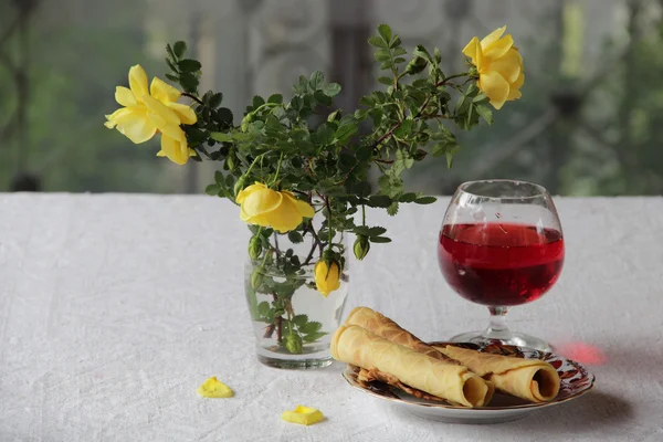 Хрустящие вафли и букет роз и красного вина — стоковое фото